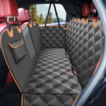 Housse de siège auto KYG noire à liseré orange installée sur la banquette arrière d'une voiture
